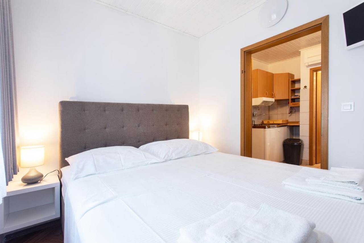 Apartmaji Pri Perotu Изола Екстериор снимка