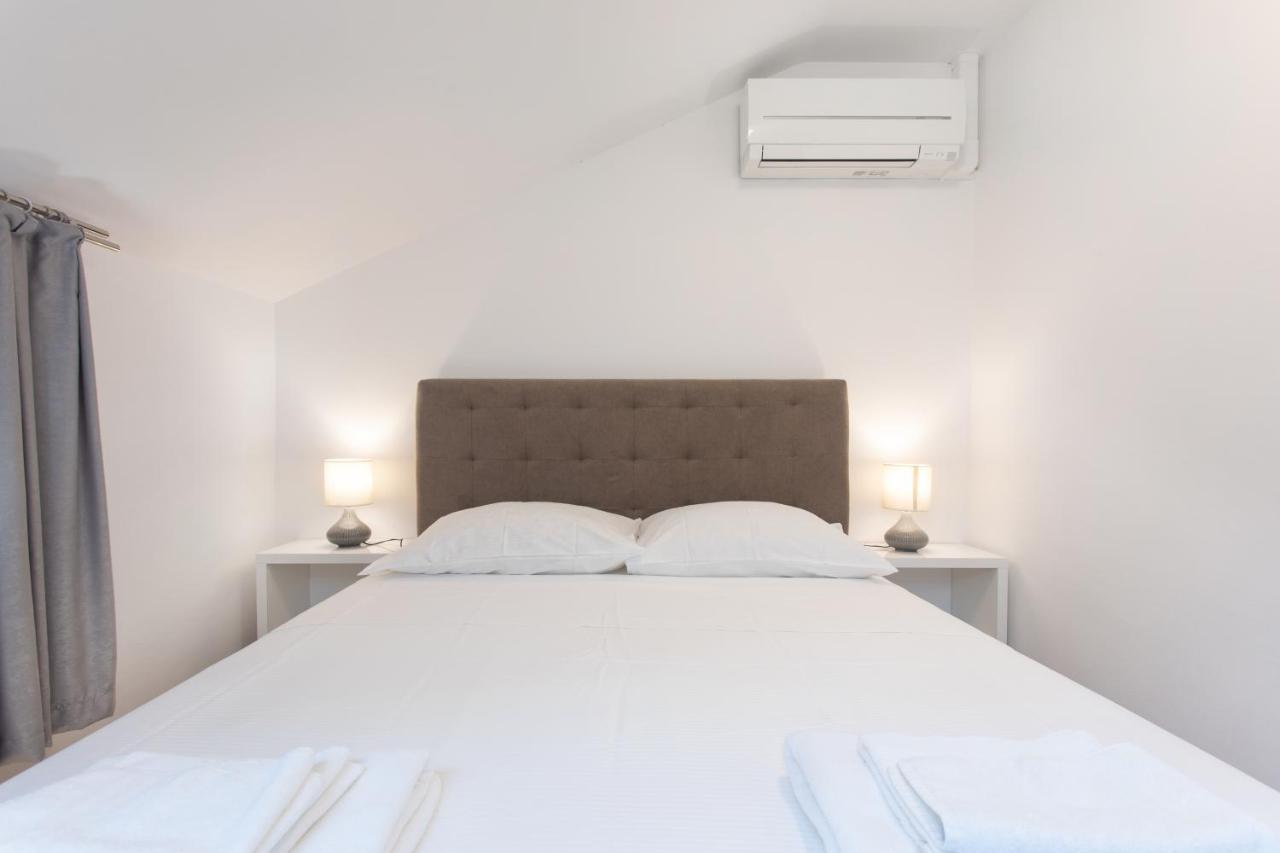Apartmaji Pri Perotu Изола Екстериор снимка