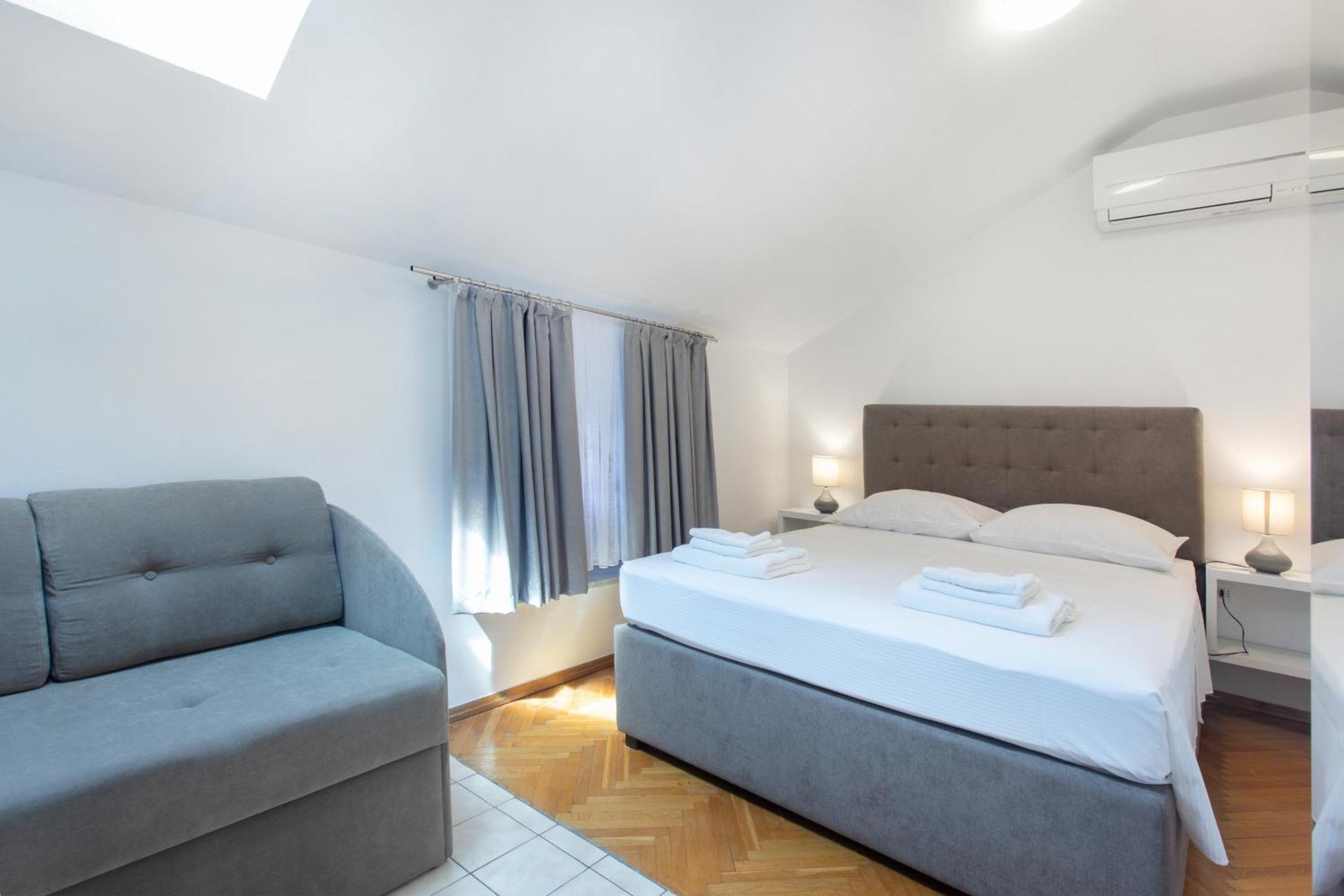 Apartmaji Pri Perotu Изола Екстериор снимка