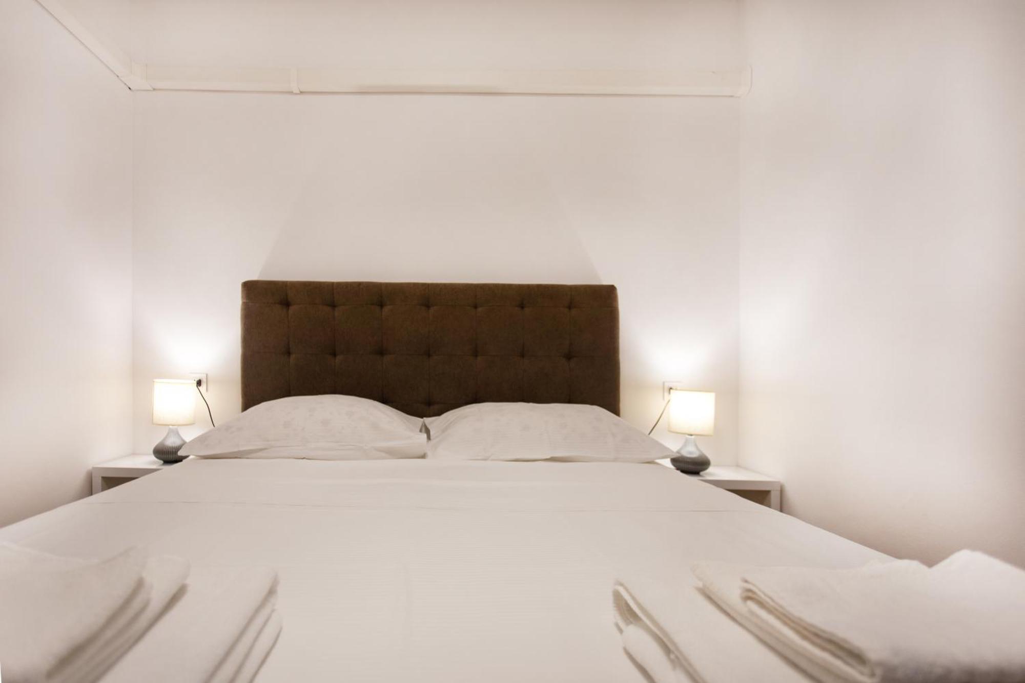 Apartmaji Pri Perotu Изола Екстериор снимка